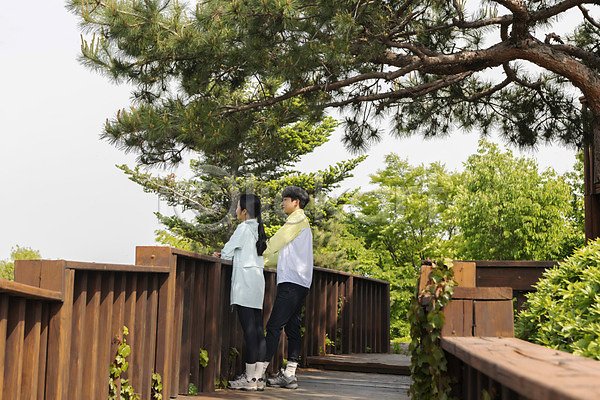 휴식 20대 남자 두명 성인 성인만 여자 한국인 JPG 옆모습 포토 나무 나무울타리 데이트 등산 산 서기 야외 전신 주간 커플 커플라이프