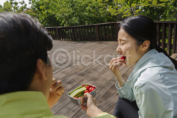 휴식 20대 남자 두명 성인 성인만 여자 한국인 JPG 뒷모습 옆모습 포토 눈감음 데이트 도시락 들기 등산 먹기 방울토마토 산 상반신 야외 오이 주간 커플 커플라이프