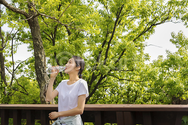 휴식 20대 성인 성인여자한명만 여자 한국인 한명 JPG 옆모습 포토 나무 나무울타리 들기 등산 물마시기 물통 산 상반신 야외 우먼라이프 주간