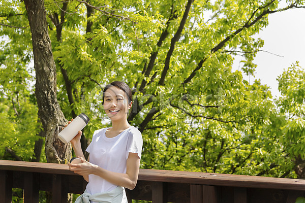 휴식 20대 성인 성인여자한명만 여자 한국인 한명 JPG 앞모습 포토 기댐 나무 들기 등산 미소(표정) 산 상반신 야외 우먼라이프 응시 자연보호 제로웨이스트 주간 텀블러