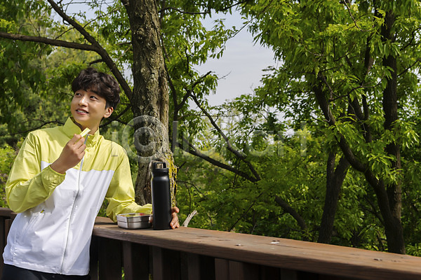 휴식 20대 남자 성인 성인남자한명만 한국인 한명 JPG 앞모습 포토 나무 도시락 들기 등산 맨라이프 미소(표정) 산 상반신 야외 오이 응시 자연보호 제로웨이스트 주간 텀블러