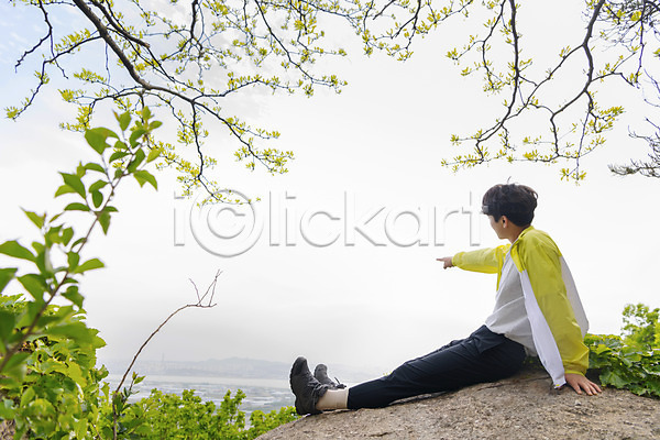 휴식 20대 남자 성인 성인남자한명만 한국인 한명 JPG 옆모습 포토 가리킴 등산 맨라이프 산 산정상 앉기 야외 전신 정상 주간 하늘