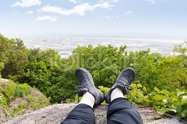 휴식 20대 남자 성인 성인남자한명만 한국인 한명 JPG 포토 기념사진 나뭇잎 등산 맨라이프 발 산 산정상 앉기 야외 인증샷 정상 주간 하늘 하반신