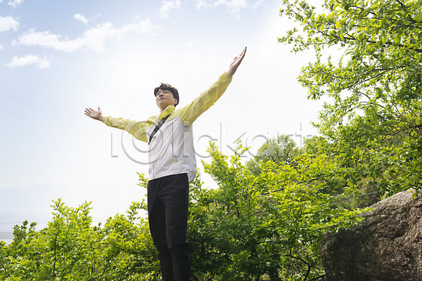 휴식 20대 남자 성인 성인남자한명만 한국인 한명 JPG 앞모습 포토 나뭇잎 눈감음 등산 만세 맨라이프 산 산정상 야외 전신 정상 주간 팔벌리기 하늘