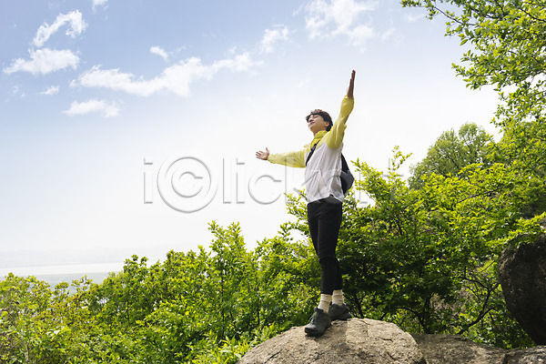 휴식 20대 남자 성인 성인남자한명만 한국인 한명 JPG 옆모습 포토 나뭇잎 등산 만세 맨라이프 산 산정상 서기 야외 전신 정상 주간 팔벌리기 하늘
