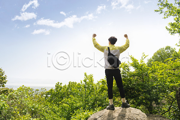 휴식 20대 남자 성인 성인남자한명만 한국인 한명 JPG 뒷모습 포토 나뭇잎 등산 만세 맨라이프 산 산정상 서기 야외 전신 정상 주간 하늘