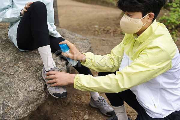 20대 남자 두명 성인 성인만 여자 한국인 JPG 앞모습 옆모습 포토 데이트 들기 등산 마스크 발목통증 산 상반신 스프레이 앉기 야외 응급치료 전신 주간 커플 커플라이프 코로나바이러스 파스