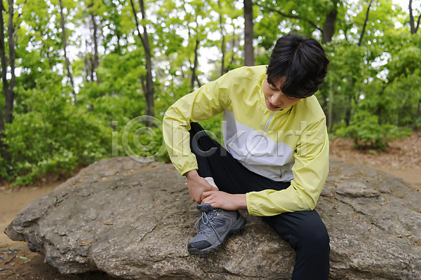 고통 20대 남자 성인 성인남자한명만 한국인 한명 JPG 아웃포커스 앞모습 포토 감싸기 등산 맨라이프 발목통증 산 상처 앉기 야외 전신 주간
