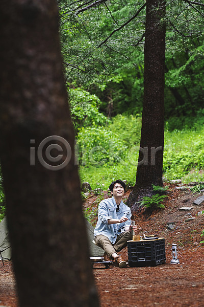 휴식 30대 남자 성인 성인남자한명만 한국인 한명 JPG 앞모습 포토 그라인더 들기 랜턴 맨라이프 미소(표정) 숲 싱글라이프 앉기 야외 잡기 전신 주간 취미 캠핑 캠핑박스 커피 휴가