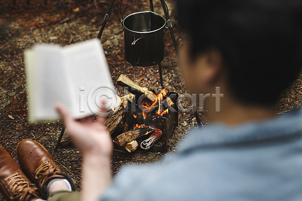 휴식 30대 남자 성인 성인남자한명만 한국인 한명 JPG 뒷모습 소프트포커스 포토 나무 독서 들기 맨라이프 모닥불 반합 숲 싱글라이프 야외 전신 주간 책 취미 캠핑 휴가