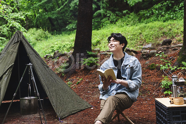 휴식 30대 남자 성인 성인남자한명만 한국인 한명 JPG 앞모습 포토 다리꼬기 독서 들기 랜턴 맨라이프 미소(표정) 반합 상반신 숲 싱글라이프 앉기 야외 응시 의자 주간 책 취미 캠핑 캠핑박스 텐트 휴가