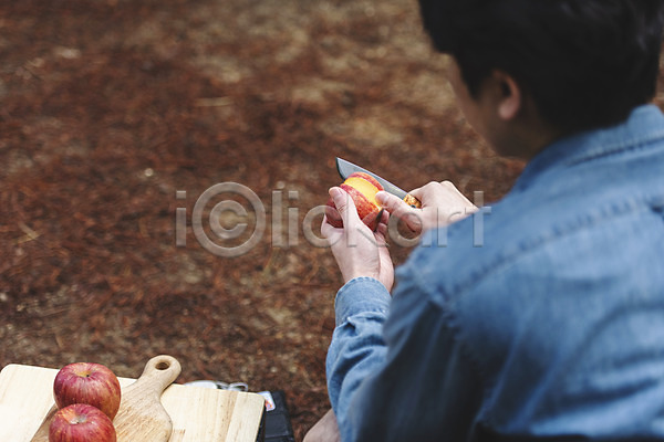 휴식 30대 남자 성인 성인남자한명만 한국인 한명 JPG 뒷모습 포토 깎기 나무도마 들기 맨라이프 사과 사과깎기 숲 식칼 싱글라이프 야외 주간 취미 캠핑 휴가