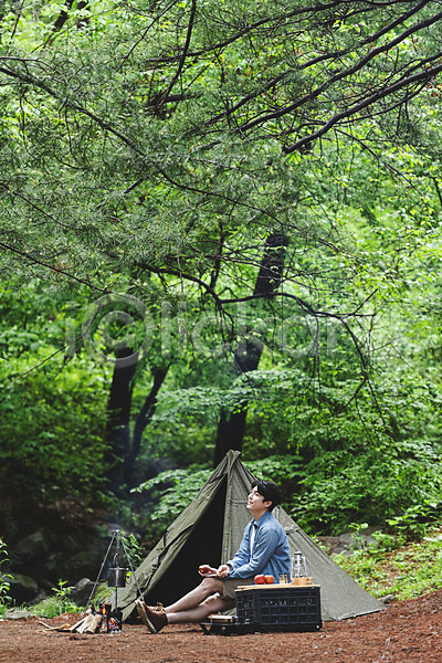 휴식 30대 남자 성인 성인남자한명만 한국인 한명 JPG 옆모습 포토 나무 랜턴 맨라이프 미소(표정) 사과 숲 싱글라이프 앉기 야외 응시 전신 주간 취미 캠핑 캠핑박스 탁자 텐트 휴가