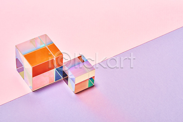 사람없음 JPG 포토 반사 보라색배경 분홍색배경 빛 스튜디오촬영 스펙트럼 실내 정사각형 큐브 프리즘