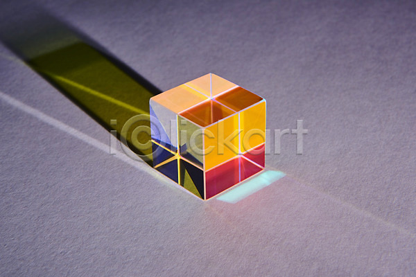 사람없음 JPG 포토 광선 그림자 반사 빛 스튜디오촬영 스펙트럼 실내 정사각형 큐브 프리즘 회색배경