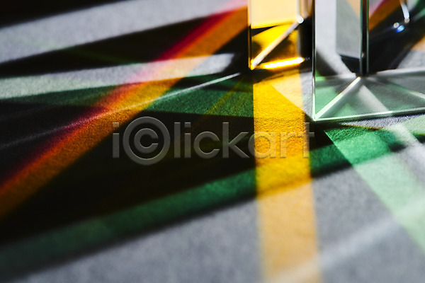 사람없음 JPG 근접촬영 포토 광선 그림자 모서리 반사 빛 삼각형 스튜디오촬영 스펙트럼 실내 프리즘 회색배경