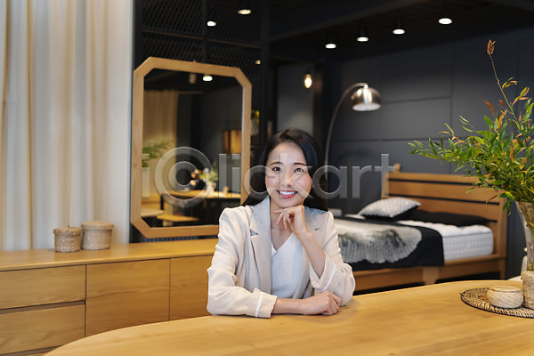 20대 성인 성인여자한명만 여자 한국인 한명 JPG 앞모습 포토 가구 가구점 미소(표정) 상반신 쇼핑 실내 싱글라이프 우먼라이프 응시 침대 탁자 턱괴기