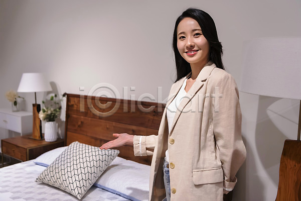 20대 성인 성인여자한명만 여자 한국인 한명 JPG 앞모습 포토 가구 가구점 뒷짐 미소(표정) 베개 상반신 쇼핑 스탠드 실내 싱글라이프 안내 우먼라이프 응시 침대
