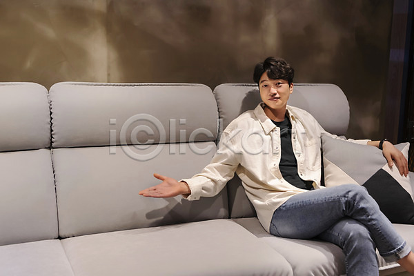 편안함 20대 남자 성인 성인남자한명만 한국인 한명 JPG 앞모습 포토 가구 가구점 다리꼬기 맨라이프 미소(표정) 상반신 소파 손들기 쇼핑 실내 싱글라이프 앉기 응시 쿠션 확인