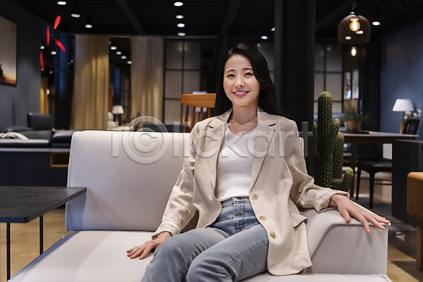 20대 성인 성인여자한명만 여자 한국인 한명 JPG 앞모습 포토 가구 가구점 미소(표정) 상반신 소파 쇼핑 실내 싱글라이프 앉기 우먼라이프 응시 확인