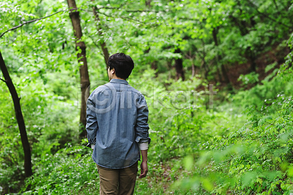 산책 휴식 30대 남자 성인 성인남자한명만 한국인 한명 JPG 뒷모습 포토 걷기 맨라이프 바캉스 삼림욕 상반신 숲 싱글라이프 야외 여름휴가 주간