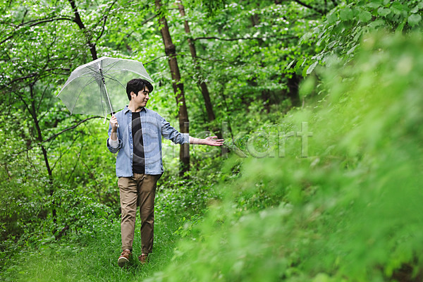 산책 휴식 30대 남자 성인 성인남자한명만 한국인 한명 JPG 소프트포커스 앞모습 포토 걷기 들기 맨라이프 미소(표정) 바캉스 비 산림욕 손뻗기 숲 싱글라이프 야외 여름휴가 우산 전신 주간