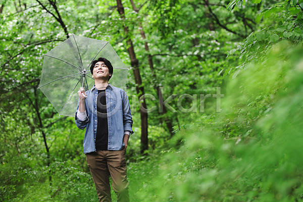 산책 휴식 30대 남자 성인 성인남자한명만 한국인 한명 JPG 소프트포커스 앞모습 포토 걷기 들기 맨라이프 미소(표정) 바캉스 비 산림욕 상반신 숲 싱글라이프 야외 여름휴가 올려보기 우산 주간 주머니손