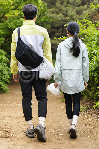 20대 남자 두명 성인 성인만 여자 한국인 JPG 뒷모습 포토 걷기 그린캠페인 데이트 들기 비닐봉투 산 쓰레기줍기 야외 자연보호 전신 주간 친환경 커플 커플라이프 플로깅