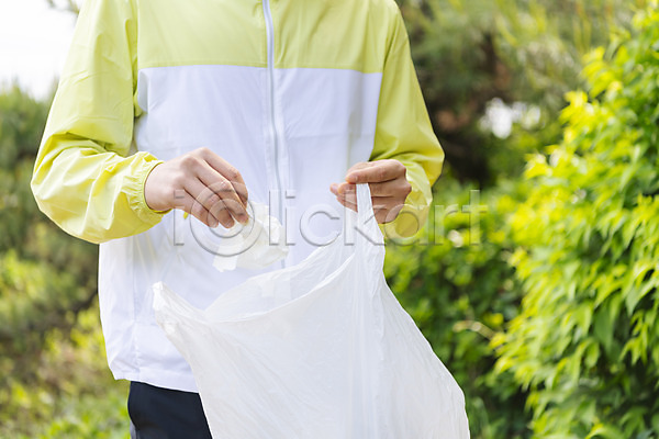 20대 남자 성인 성인남자한명만 한국인 한명 JPG 아웃포커스 앞모습 포토 그린캠페인 들기 맨라이프 비닐봉투 산 상반신 쓰레기 쓰레기줍기 야외 자연보호 주간 친환경 플로깅