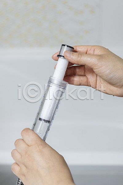 깨끗함 신체부위 JPG 아웃포커스 포토 관리 교체 끼우기 들기 샤워기 손 실내 청소 필터 화장실