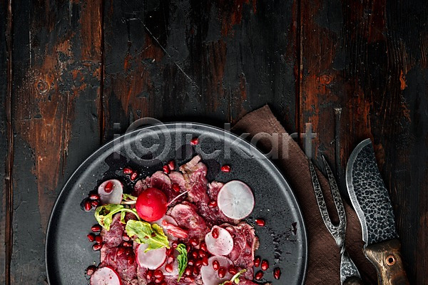 사람없음 JPG 포토 해외이미지 고기포크 나무배경 샐러드 생고기 석류알 소고기 식칼 식탁보 적환무 접시 카르파쵸 카피스페이스 포크