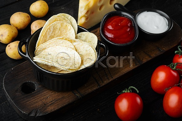 사람없음 JPG 포토 해외이미지 감자 감자칩 검은배경 그릇 나무도마 냄비 방울토마토 소스(음식) 치즈
