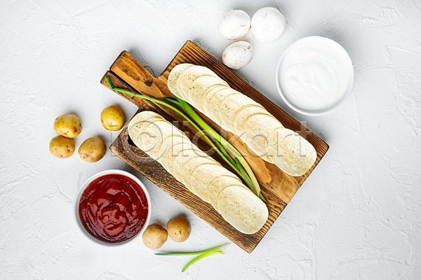 사람없음 JPG 포토 하이앵글 해외이미지 감자 감자칩 그릇 나무도마 소스(음식) 실내 양송이 케첩 파 흰배경