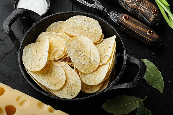 사람없음 JPG 포토 해외이미지 감자칩 검은배경 그릇 냄비 소스(음식) 월계수잎 치즈 파 포크