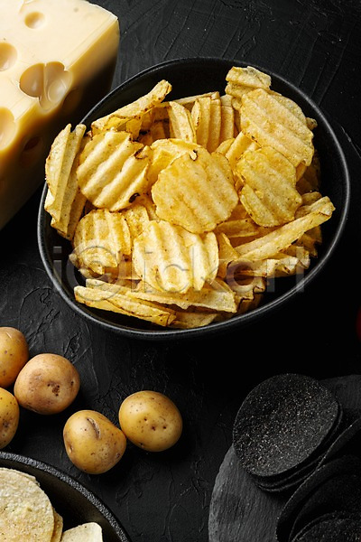 사람없음 JPG 포토 해외이미지 감자 감자칩 검은배경 그릇 돌접시 치즈