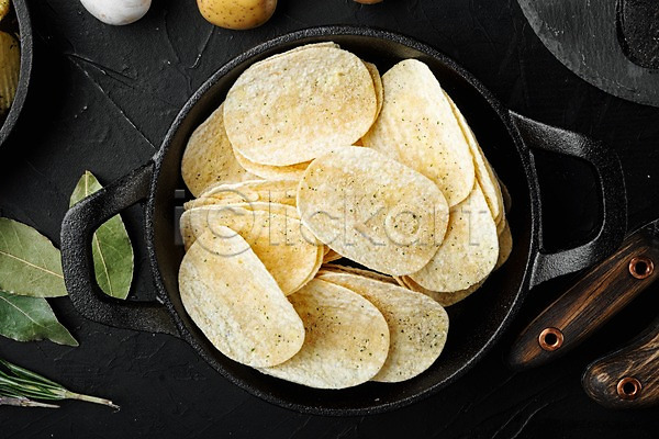 사람없음 JPG 포토 하이앵글 해외이미지 감자 감자칩 검은배경 냄비 로즈메리 월계수잎