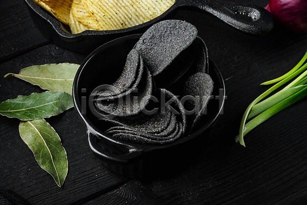 사람없음 JPG 포토 해외이미지 감자칩 검은배경 냄비 월계수잎 파 프라이팬