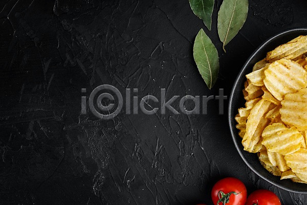 사람없음 JPG 포토 하이앵글 해외이미지 감자칩 검은배경 그릇 방울토마토 월계수잎 카피스페이스