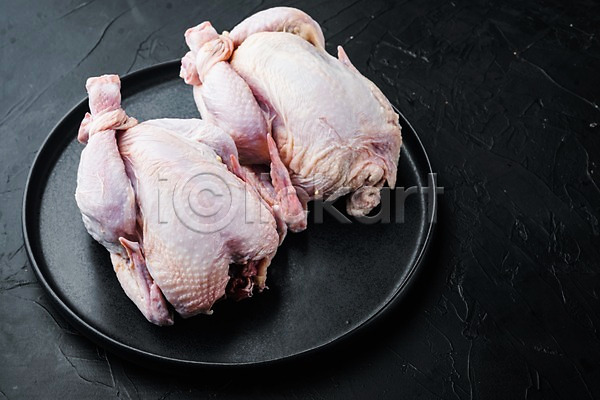 사람없음 JPG 포토 해외이미지 검은배경 날것 닭고기 생고기 실내 쟁반 카피스페이스