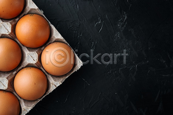 사람없음 JPG 포토 하이앵글 해외이미지 검은배경 계란 계란판 실내 음식 카피스페이스