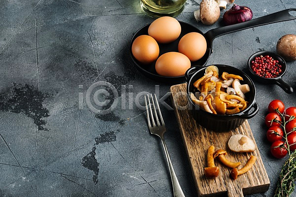 사람없음 JPG 포토 해외이미지 계란 나무도마 방울토마토 버섯 실내 음식 카피스페이스 포크 회색배경