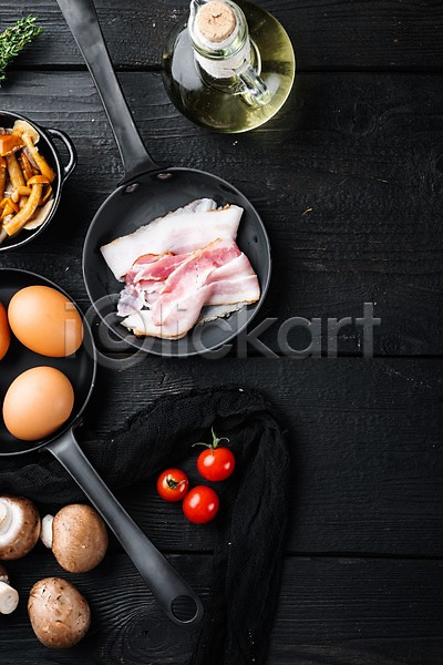 사람없음 JPG 포토 해외이미지 검은배경 계란 방울토마토 버섯 베이컨 실내 올리브오일 음식 천(직물) 프라이팬