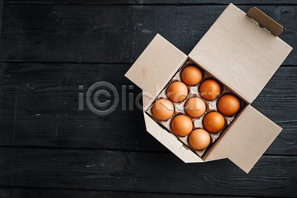 사람없음 JPG 포토 하이앵글 해외이미지 검은배경 계란 계란판 상자 실내 음식 카피스페이스