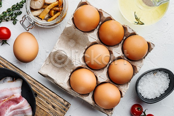 사람없음 JPG 포토 하이앵글 해외이미지 계란 계란판 소금 실내 올리브오일 음식 흰배경