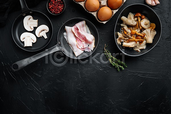사람없음 JPG 포토 하이앵글 해외이미지 검은배경 계란 버섯 베이컨 실내 음식 카피스페이스 프라이팬