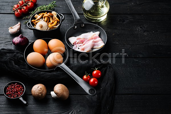 사람없음 JPG 포토 해외이미지 검은배경 계란 방울토마토 버섯 베이컨 실내 양파 올리브오일 음식 천(직물) 카피스페이스 프라이팬 후추
