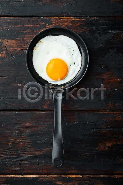 사람없음 JPG 포토 하이앵글 해외이미지 계란 계란프라이 나무배경 실내 음식 프라이팬