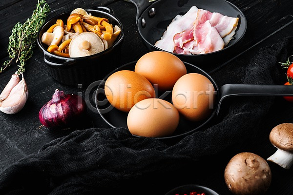 사람없음 JPG 포토 해외이미지 검은배경 계란 마늘 베이컨 실내 음식 적양파 천(직물) 프라이팬 허브