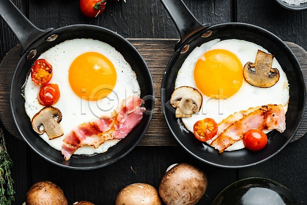 사람없음 JPG 포토 하이앵글 해외이미지 검은배경 계란 계란프라이 방울토마토 버섯 베이컨 실내 요리 음식 프라이팬
