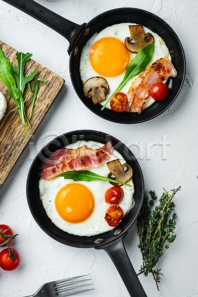 사람없음 JPG 포토 하이앵글 해외이미지 계란 계란프라이 방울토마토 베이컨 실내 음식 프라이팬 흰배경